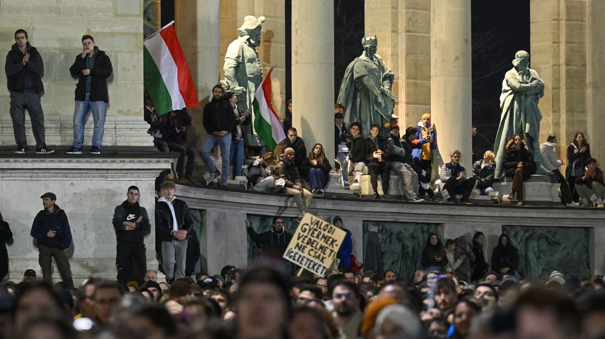 Desítky tisíc lidí protestovaly proti Orbánovi kvůli kontroverzní milosti